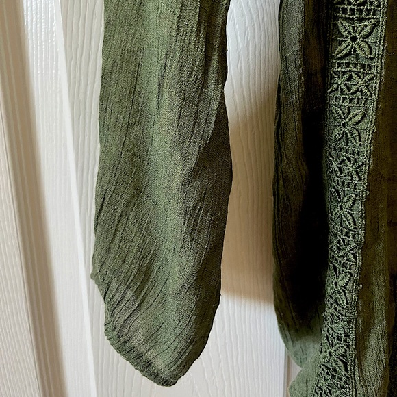 CounterParts long sleeve. Intricate stitching and fabric design. Size: S - Picture 4 of 5